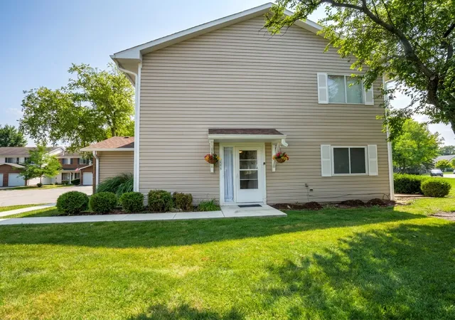 Photo 2 of Townhouse for sale at 536 Alton Ct, Carol Stream, IL 60188 | MLS# 12707179 | Listing updated on 2026-09-01