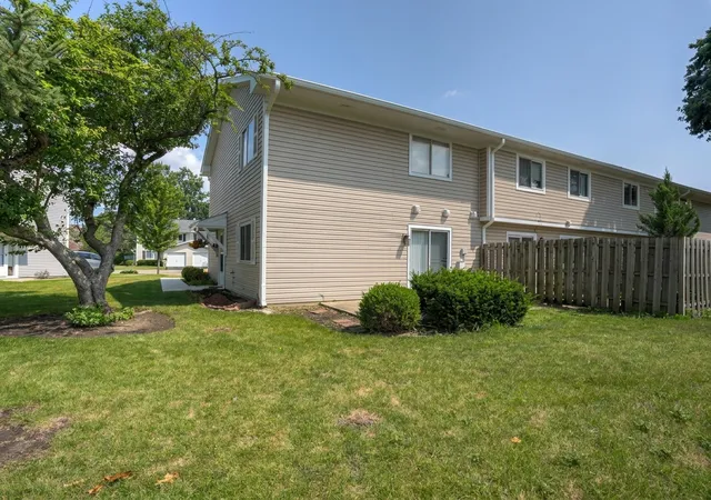 Photo 3 of Townhouse for sale at 536 Alton Ct, Carol Stream, IL 60188 | MLS# 12707179 | Listing updated on 2026-09-20