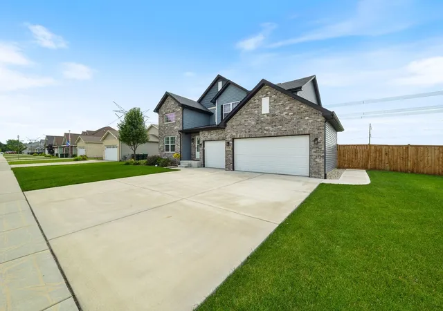 Photo 3 of Sale Pending at 27329 W Deer Holw Ln, Channahon, IL 60410 | MLS# 12707188 | Listing updated on 2026-08-31