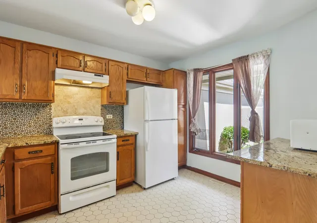 Photo 3 of Townhouse for sale at 373 Goshawk Ln, Deerfield, IL 60015 | MLS# 12707192 | Listing updated on 2026-08-13