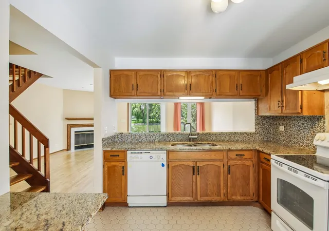 Photo 4 of Townhouse for sale at 373 Goshawk Ln, Deerfield, IL 60015 | MLS# 12707192 | Listing updated on 2026-08-13