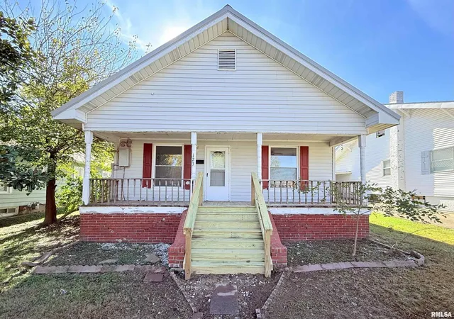 Photo 1 of Single family home for sale at 123 W College St, Harrisburg, IL 62946 | MLS# 12707211 | Listing updated on 2026-07-22
