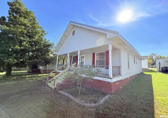 Photo 2 of Single family home for sale at 123 W College St, Harrisburg, IL 62946 | MLS# 12707211 | Listing updated on 2026-07-22