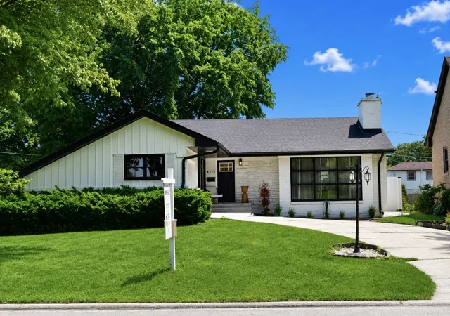 Photo 2 of Single family home for sale at 9525 Parkside Ave, Oak Lawn, IL 60453 | MLS# 12707379 | Listing updated on 2026-09-15