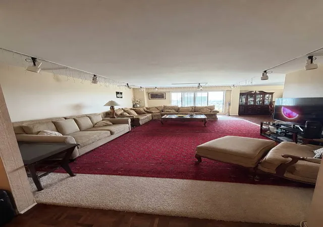 Listing Photo 4 - Condo for sale in building located at 7061 N Kedzie Ave, Chicago, IL 60645 - Unit #1102