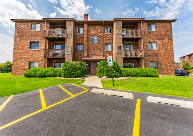 Listing Photo 2 - Condo for sale in building located at 15805 Peggy Ln, Oak Forest, IL 60452