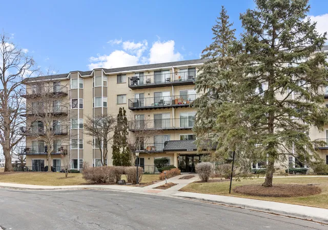 Listing Photo 2 - Condo for sale in building located at 8620 Waukegan Rd, Morton Grove, IL 60053 - Unit #405