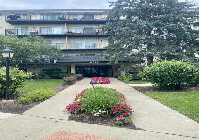 Listing Photo 3 - Condo for sale in building located at 8620 Waukegan Rd, Morton Grove, IL 60053 - Unit #405