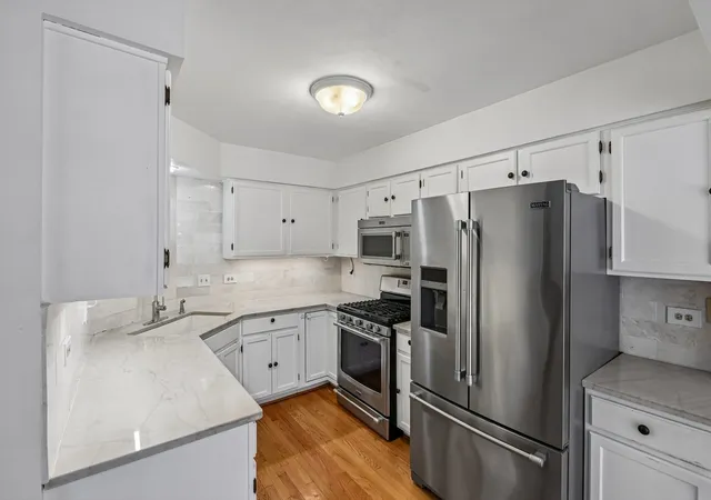 Photo 4 of Townhouse for sale at 1309 Newport St, Mundelein, IL 60060 | MLS# 12707483 | Listing updated on 2026-09-15