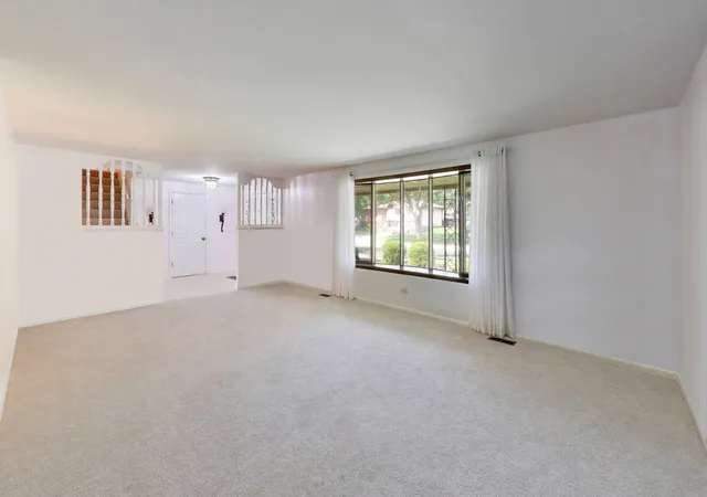 Photo 3 of Single family home for sale at 252 Millford Ln, Bloomingdale, IL 60108 | MLS# 12707686 | Listing updated on 2026-09-26