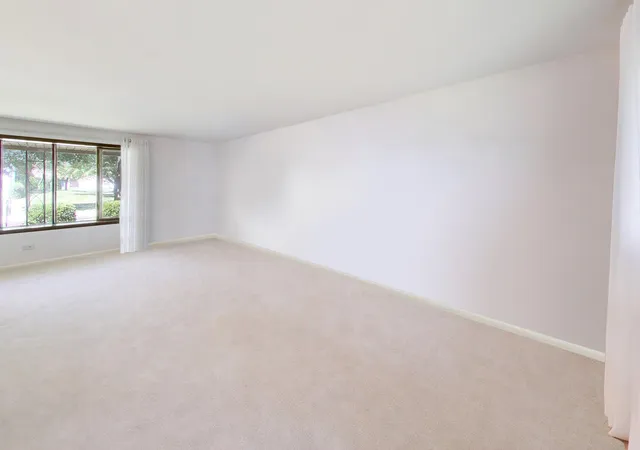 Photo 3 of Single family home for sale at 252 Millford Ln, Bloomingdale, IL 60108 | MLS# 12707686 | Listing updated on 2026-10-24