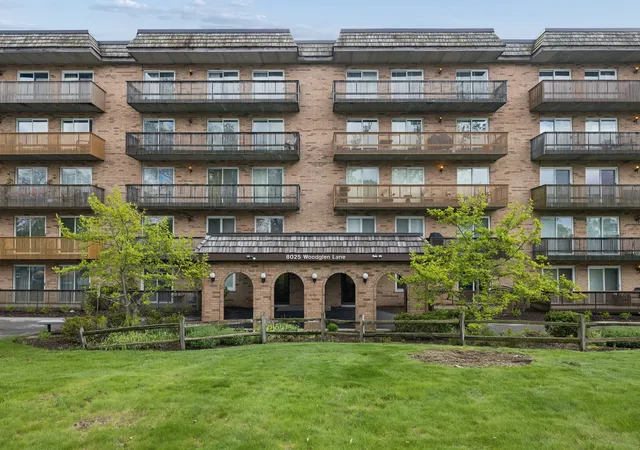 Condo for sale at 8025 Woodglen Ln #403, Downers Grove, IL 60516 | MLS# 12707796