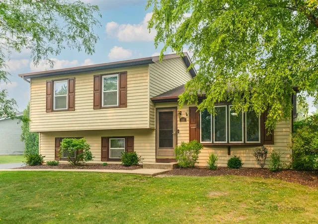 Photo 1 of Single family home for sale at 916 Lorelei Dr, Zion, IL 60099 | MLS# 12707913 | Listing updated on 2026-10-09