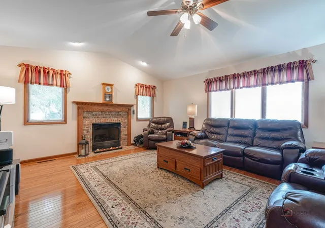 Photo 3 of Single family home for sale at 916 Lorelei Dr, Zion, IL 60099 | MLS# 12707913 | Listing updated on 2026-08-15
