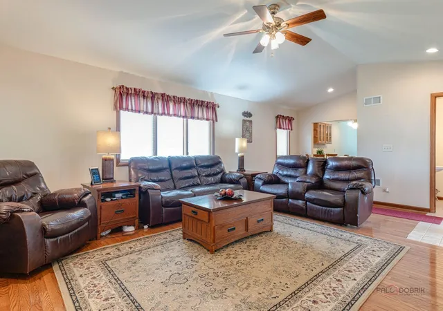Photo 3 of Single family home for sale at 916 Lorelei Dr, Zion, IL 60099 | MLS# 12707913 | Listing updated on 2026-08-15