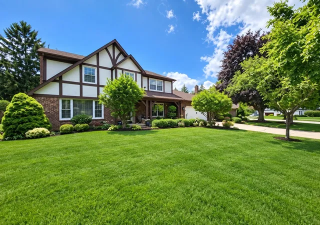 Single family home for sale at 709 Garfield Ave, Libertyville, IL 60048 | MLS# 12707937