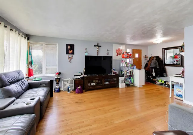 Photo 3 of Single family home for sale at 6018 N Campbell Ave, Chicago, IL 60659 | MLS# 12708086 | Listing updated on 2026-07-23