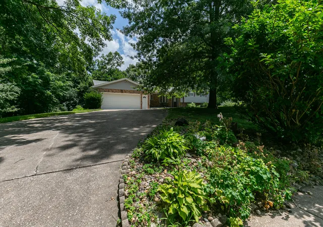 Photo 2 of Sale Pending at 4 Vale Ct, Moline, IL 61265 | MLS# 12708299 | Listing updated on 2026-09-22