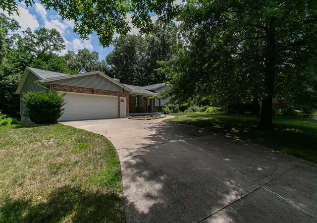 Photo 3 of Sale Pending at 4 Vale Ct, Moline, IL 61265 | MLS# 12708299 | Listing updated on 2026-09-22