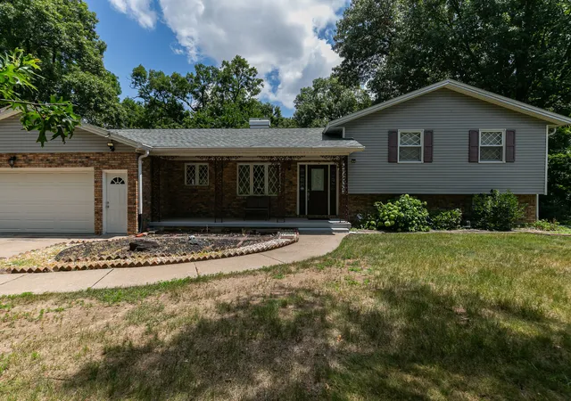 Photo 3 of Sale Pending at 4 Vale Ct, Moline, IL 61265 | MLS# 12708299 | Listing updated on 2026-09-22