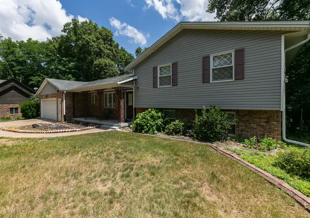 Photo 4 of Sale Pending at 4 Vale Ct, Moline, IL 61265 | MLS# 12708299 | Listing updated on 2026-09-22