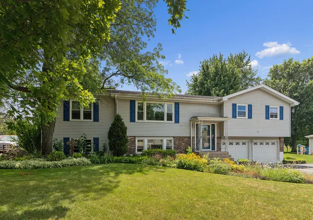 Photo 2 of Single family home for sale at 920 Regent St, New Lenox, IL 60451 | MLS# 12708381 | Listing updated on 2026-09-02