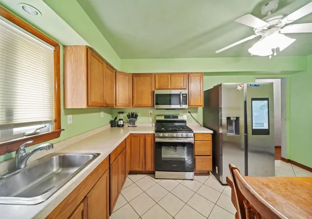 Photo 4 of Single family home for sale at 201 S Reedwood Dr, Joliet, IL 60436 | MLS# 12708394 | Listing updated on 2026-08-13