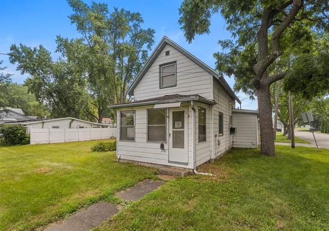 Photo 2 of Sale Pending at 1201 Rosney Ave, Bloomington, IL 61701 | MLS# 12708572 | Listing updated on 2026-08-14