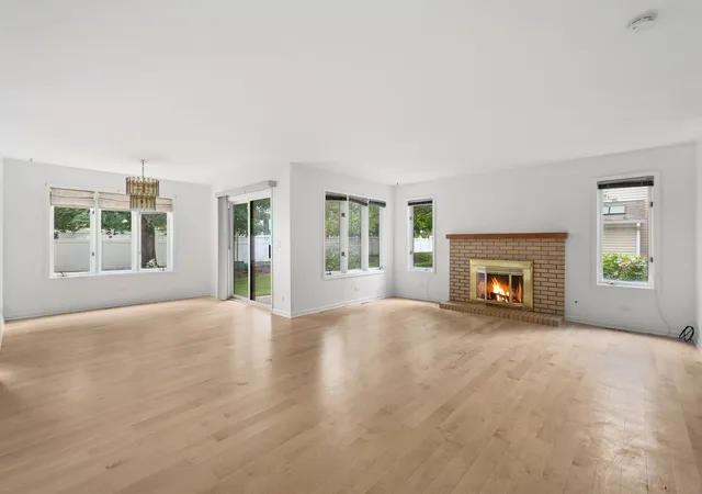 Listing Photo 4 - Condo for sale in building located at 1545 N Courtland Dr, Arlington Heights, IL 60004