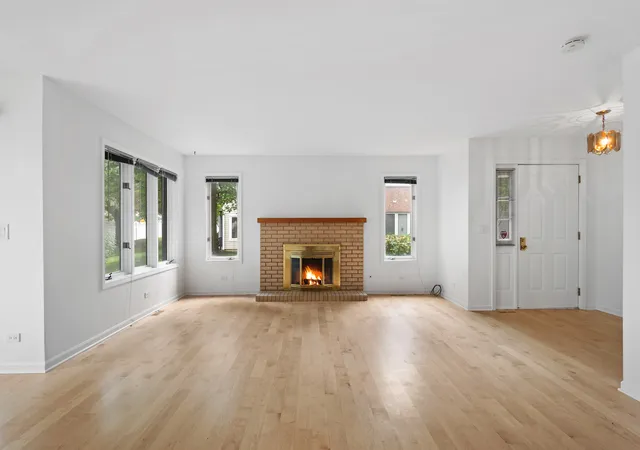Listing Photo 5 - Condo for sale in building located at 1545 N Courtland Dr, Arlington Heights, IL 60004