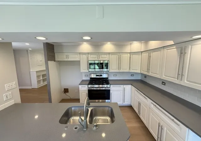 Photo 4 of Single family home for sale at 7141 Wolf Rd, Indian Head Park, IL 60525 | MLS# 12708735 | Listing updated on 2026-09-02