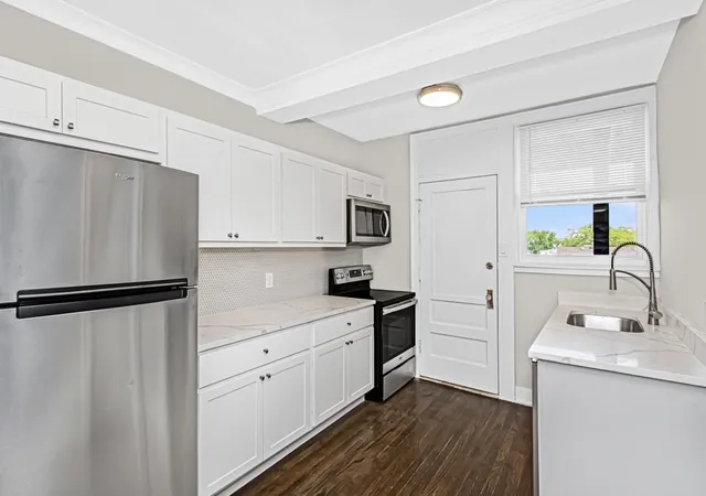 Listing Photo 4 - Condo for sale in building located at 5004 W Newport Ave, Chicago, IL 60641 - Unit #3E