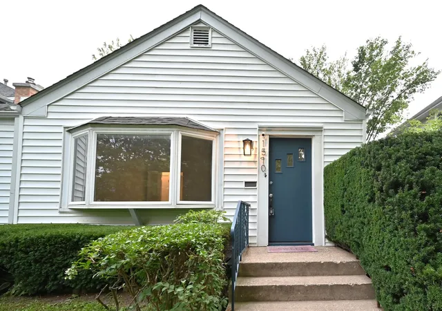 3rd image of 1570 Dewey Ave, Evanston, IL 60201 | MLS# 12709017