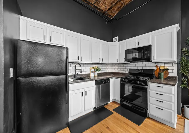 Photo 2 of Sale Pending at 633 S Plymouth Ct #301, Chicago, IL 60605 | MLS# 12709051 | Listing updated on 2026-09-24