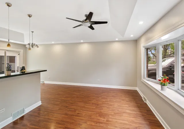 2nd image of 219 Countryside Ln, Lindenhurst, IL 60046 | MLS# 12709071