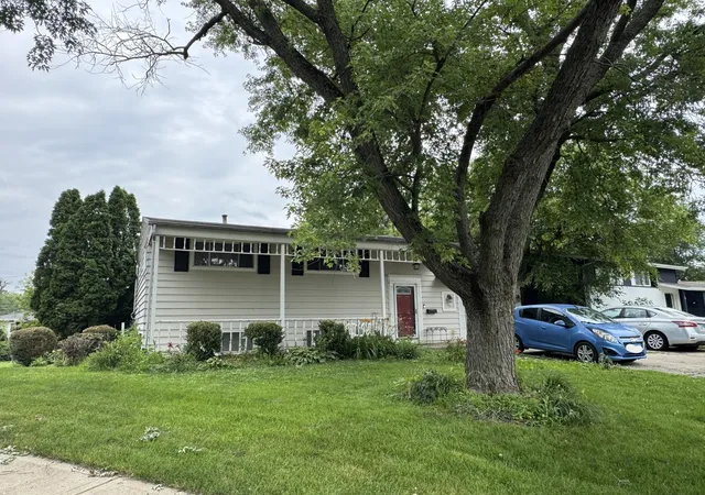 Photo 2 of Sale Pending at 15 Curtmar Ct, Montgomery, IL 60538 | MLS# 12709124 | Listing updated on 2026-09-30