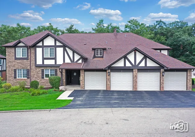 Listing Photo 2 - Condo for sale in building located at 12 Algonquin Trl, Indian Head Park, IL 60525 - Unit #4