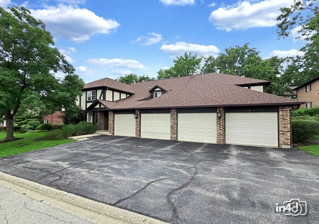 Photo 27 of Condo for sale at 12 Algonquin Trl #4, Indian Head Park, IL 60525 | MLS# 12709245 | Listing updated on 2026-09-14