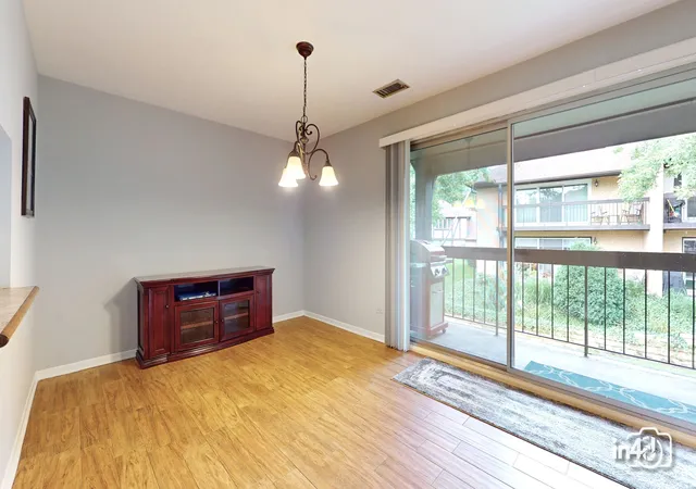 Listing Photo 5 - Condo for sale in building located at 12 Algonquin Trl, Indian Head Park, IL 60525 - Unit #4