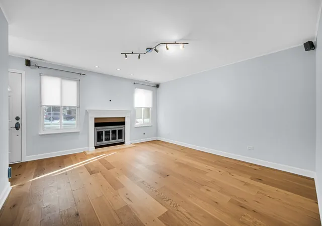 Photo 4 of Townhouse for sale at 6318 Prideham St, Downers Grove, IL 60516 | MLS# 12709259 | Listing updated on 2026-08-15