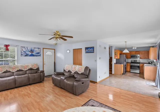 4th image of 1718 Mountain Ridge Pass, Plainfield, IL 60586 | MLS# 12709275
