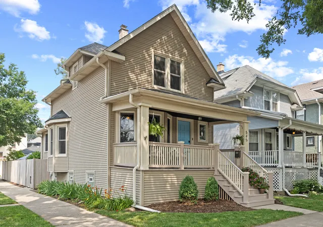 Photo 2 of Sale Pending at 545 S Harvey Ave, Oak Park, IL 60304 | MLS# 12709416 | Listing updated on 2026-10-03