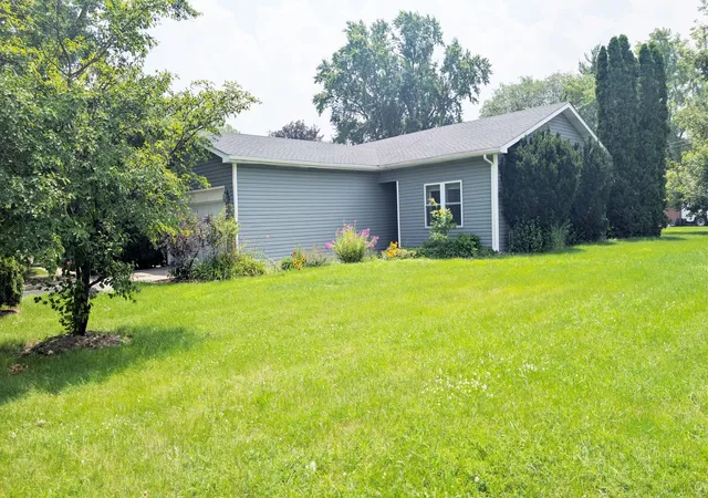 Photo 2 of Single family home for sale at 568 Manor Pl, Aurora, IL 60506 | MLS# 12709465 | Listing updated on 2026-09-04