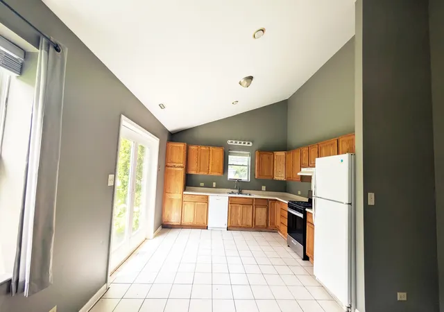 Photo 3 of Single family home for sale at 568 Manor Pl, Aurora, IL 60506 | MLS# 12709465 | Listing updated on 2026-09-04