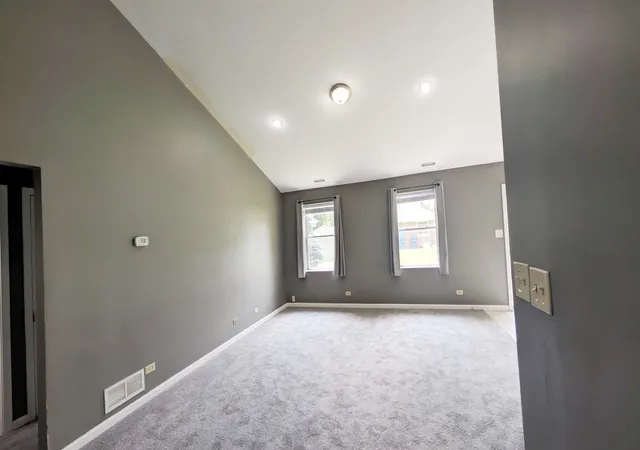 Photo 3 of Single family home for sale at 568 Manor Pl, Aurora, IL 60506 | MLS# 12709465 | Listing updated on 2026-09-04