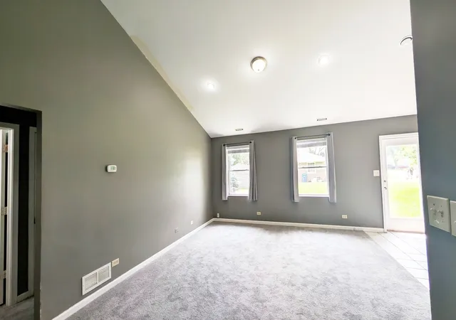 Photo 4 of Single family home for sale at 568 Manor Pl, Aurora, IL 60506 | MLS# 12709465 | Listing updated on 2026-09-04