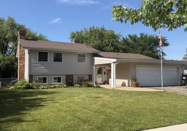2nd image of 790 Evergreen Ln, Hoffman Estates, IL 60169 | MLS# 12709473
