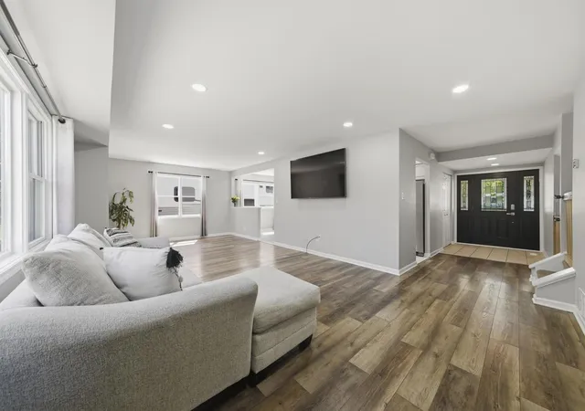 4th image of 790 Evergreen Ln, Hoffman Estates, IL 60169 | MLS# 12709473