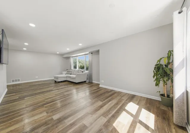 5th image of 790 Evergreen Ln, Hoffman Estates, IL 60169 | MLS# 12709473