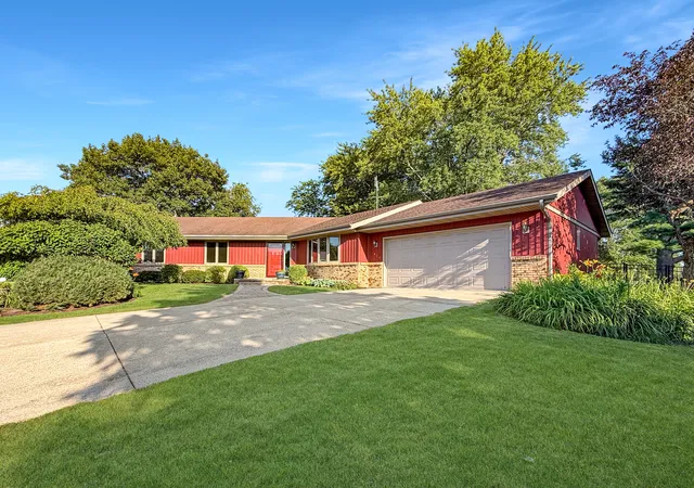 Photo 3 of Single family home for sale at 829 Sutton Pl, Freeport, IL 61032 | MLS# 12709545 | Listing updated on 2026-09-20